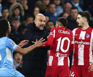 Pep Guardiola nổi đóa khi học trò bị sút vào bóng vào mặt