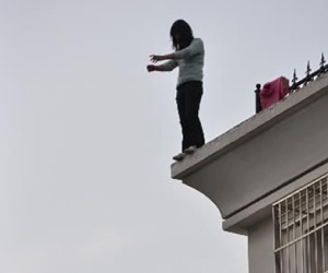 Một phụ nữ nước ngoài nhảy lầu tử vong