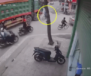 Clip: Di chuyển đúng điểm mù, cụ ông đi xe đạp bị xe ben 'nuốt trọn' tử vong tại chỗ