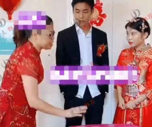 Cô dâu bị mẹ chồng yêu cầu mở vali để lấy tiền mừng cưới, thái độ của chú rể khiến nhiều người lắc đầu: 'Chọn nhầm chồng rồi!'