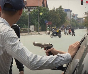 Nhóm người đang đứng bên đường tại Hà Nội bất ngờ bị kẻ lạ nổ súng bắn