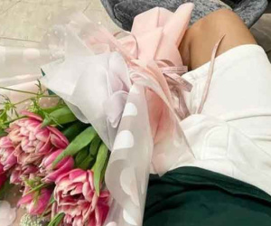 Chồng người ta cầm hoa chờ vợ phẫu thuật nâng ngực khiến chị em suýt xoa ước ao, sự thật đằng sau còn gây ngỡ ngàng hơn nữa