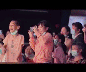 Cười ngã ngửa với bé gái có tinh thần trách nhiệm hơn cả người lớn: Khóc như hờn cả thế giới vẫn múa cố cho hết bài