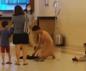 Người đàn ông bỗng dưng lột sạch đồ trước mặt vợ con, nguyên nhân gây bất ngờ