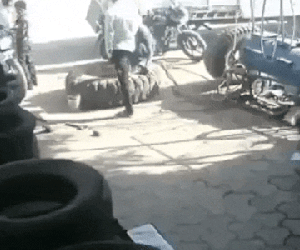 Clip: Nổ lốp ô tô, nhóm thanh niên bị bắn tung lên không trung