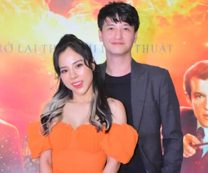 Huỳnh Anh tình tứ ôm eo bạn gái hơn 6 tuổi xem phim bom tấn Sinh vật huyền bí