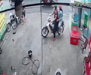 Cô gái suýt ngã chổng vó vì trò nghịch ngợm của bạn trai, hành động kiên quyết sau đó được ủng hộ