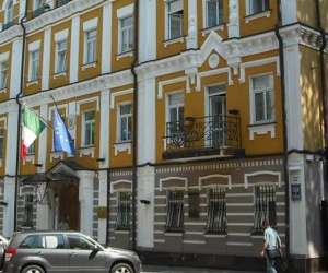 Italia mở lại đại sứ quán ở Kiev, Anh chuyển vũ khí cho Ukraine