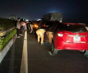 4 ô tô tông liên hoàn, cao tốc Pháp Vân - Cầu Giẽ ùn tắc trong đêm