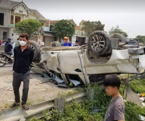 Xe bán tải bẹp dúm, lật ngửa sau khi bị tàu hỏa tông văng xa nhiều mét