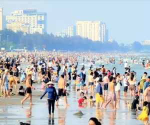 Biển Sầm Sơn ken cứng người ngày đầu nghỉ lễ Giỗ Tổ