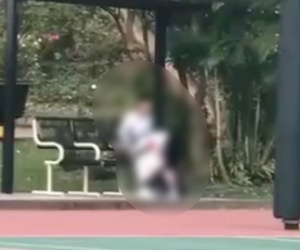 Cặp đôi thản nhiên 'mây mưa' không chút ngại ngùng ngay giữa sân tập thể dục khiến người xem đỏ mặt