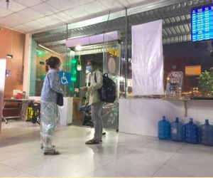 Túi chỉ còn đúng 50 nghìn không đủ mua vé xe về quê, ông chú nhận được lời ngỏ bất ngờ từ người phụ nữ tốt bụng