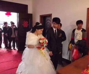 Vừa xem xong những tấm ảnh cưới, chồng nổi giận lôi đình mang đi đốt sạch sẽ và tuyên bố một chuyện động trời