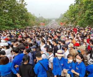 Hàng trăm nghìn người đổ về Đền Hùng dự Giỗ Tổ Hùng Vương