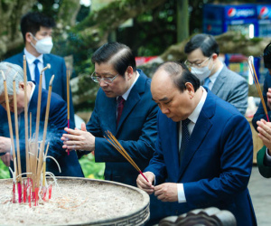 Chủ tịch nước Nguyễn Xuân Phúc dâng hương tưởng niệm các Vua Hùng