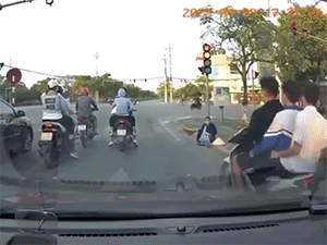 Không đội mũ, kẹp ba, hành động tiếp theo của nhóm thanh niên khiến người xem ngỡ ngàng