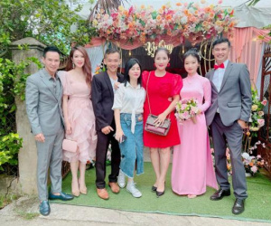 Nghệ sĩ hài Tiết Cương gây sốc khi âm thầm đám cưới ở tuổi 49, nhan sắc vợ trẻ kém nhiều tuổi chiếm trọn spotlight