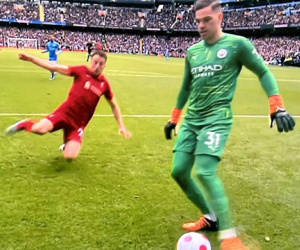 Ederson suýt đá phản lưới nhà trước sức ép của Liverpool