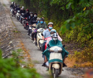 Đường phố Hà Nội kẹt cứng sau nghỉ lễ, người dân ‘vượt mương’ thoát ùn tắc