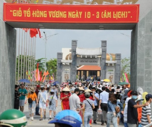 Ngày cuối nghỉ lễ, hàng ngàn du khách nườm nượp về Đền Hùng ở Cần Thơ