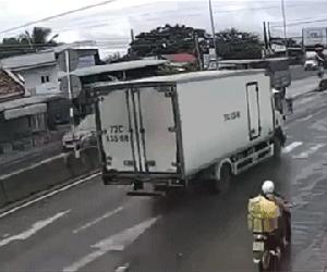 Tránh chú chó sang đường, xe SUV gây họa cho xe tải phía sau