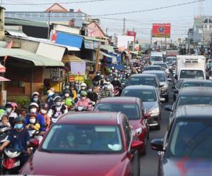 Ngàn người chen chân về TP.HCM sau nghỉ lễ, phà Cát Lái kẹt không lối thoát