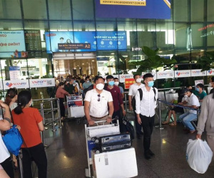 Hình ảnh sân bay Tân Sơn Nhất ngày cuối nghỉ lễ Giỗ Tổ, 4 vạn khách kéo vali đổ bộ