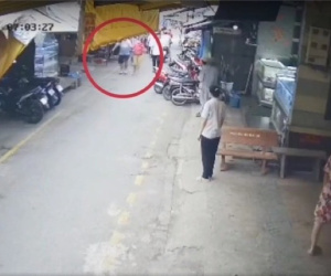 'Nữ quái' cướp ở tiệm vàng rồi chạy bộ thoát thân nhưng phản ứng của bà chủ mới là điều gây chú ý