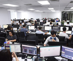Chứng khoán 'vượt bão' cách nào?