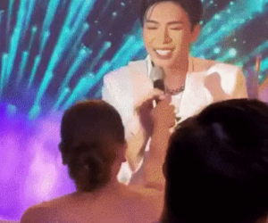 Sau nghi vấn hát nhép, Erik đang diễn đưa luôn mic cho Hồ Ngọc Hà để chứng minh hát live