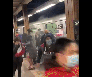 Video: Khung cảnh hoảng loạn, người người tháo chạy khỏi vụ xả súng tại ga tàu điện ngầm Mỹ, hàng chục người thương vong