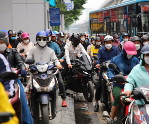 Hà Nội sáng đầu tuần, tắc cứng dưới lòng đường, xe lên vỉa hè cũng ‘đứng im’