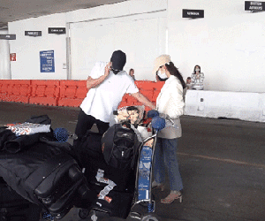 Hyun Bin và Son Ye Jin 'dính nhau như sam' ở sân bay Mỹ: Nam tài tử liên tục che chắn, bảo vệ vợ trước đám đông, 'chị đẹp' tình tứ nép sát bên chồng