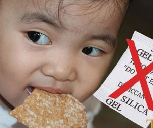 Con gái 3 tuổi ăn phải gói hút ẩm, hành động sơ cứu của người mẹ được bác sĩ khen hết lời