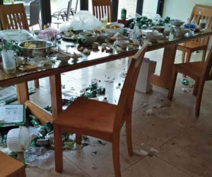 Kinh hoàng với 'bãi chiến trường' khách du lịch đi để lại villa, nhân viên thu phí dọn vệ sinh còn tỏ thái độ khiến ai cũng 'sôi máu'