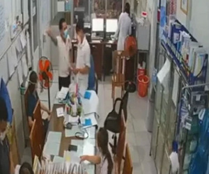 Người đàn ông vung tay tát mạnh vào mặt nhân viên y tế, khoảnh khắc bất ngờ khiến người chứng kiến vô cùng bàng hoàng