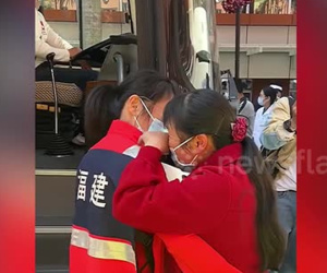 Nhân viên y tế Trung Quốc chia tay gia đình trước khi lên đường 'ứng cứu' Thượng Hải
