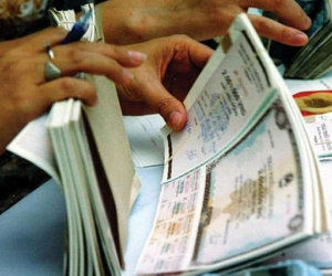 Chiêu lách luật 'lùa gà', bán giấy thu tiền nghìn tỷ đồng
