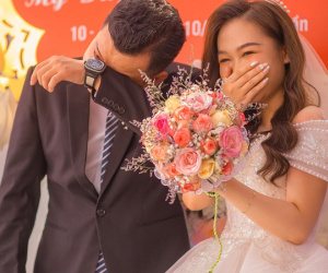 Đám cưới chú rể bật khóc nức nở, cô dâu cười như được mùa, những 'tấm chiếu cũ' vào an ủi: 'Mạnh mẽ cố hôm nay đi, mai muốn cũng chẳng có cửa nữa đâu!'