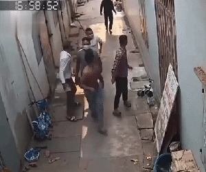 Kinh hoàng hàng chục thanh niên cầm hung khí đuổi nhau ở khu trọ, tiếng gào khóc náo loạn con ngõ nhỏ