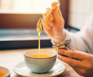 Mật ong là 'tiên dược' đại bổ nhưng sử dụng theo 3 cách này thì chẳng khác gì nạp 'thuốc độc' vào người, nuôi tế bào ung thư