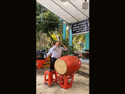 Người đàn ông Mỹ Tho biểu diễn dùng mũi nâng bổng cả chiếc trống