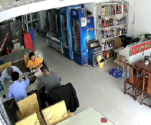 Đang thưởng thức bữa ăn, khách hàng hốt hoảng vì quạt rơi trúng đầu
