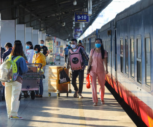 'Cháy vé' dịp lễ 30/4 - 1/5, đường sắt thêm tàu, nối thêm toa sẵn sàng phục vụ khách