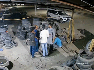 Sập nắp cống khiến 5 người đàn ông đang nói chuyện suýt gặp tai họa
