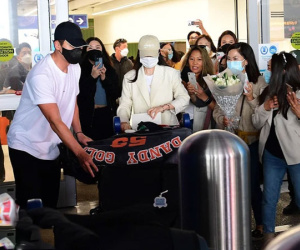 Truyền thông Hàn gay gắt lên án hành động quá khích của fan tại sân bay đối với Son Ye Jin và Hyun Bin, đến chính chủ cũng phải tỏ rõ thái độ