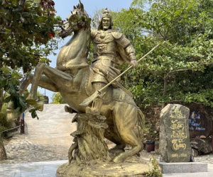 Xôn xao thông tin tượng Đức Thánh Trần Hưng Đạo trông giống tượng Quan Công