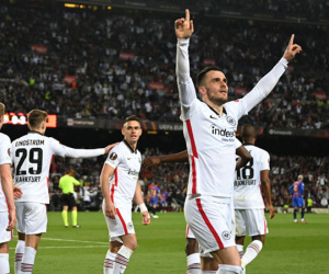 Đánh sập pháo đài Nou Camp, Frankfurt vượt mặt Barca vào bán kết