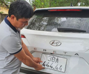 Chưa hết xôn xao với tấm biển ngũ quý 9 ở Nghệ An, xuất hiện thêm 'bàn tay vàng trong làng bốc biển' ở Hà Tĩnh